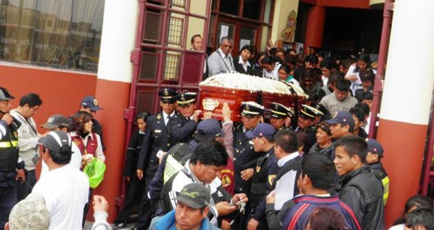 Féretro de trabajador edil fue llevado al Palacio Municipal.