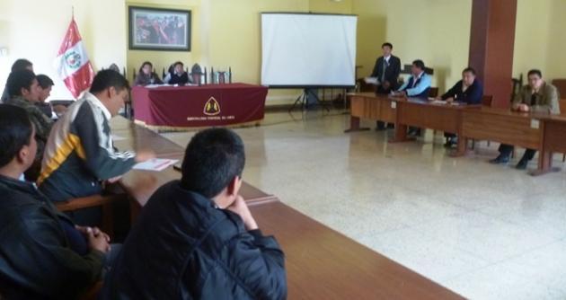 Los funcionarios y servidores públicos que administran recursos del Estado obligados a rendir cuentas.