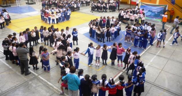Como siempre, sólo los niños dieron el ejemplo y participaron ordenadamente del simulacro de sismo. El alcalde, Luis Arroyo, y los regidores, brillaron por su ausencia.