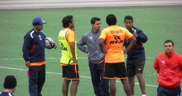 El director técnico de José Gálvez, Nolberto Solano, dando órdenes a sus tres volantes.