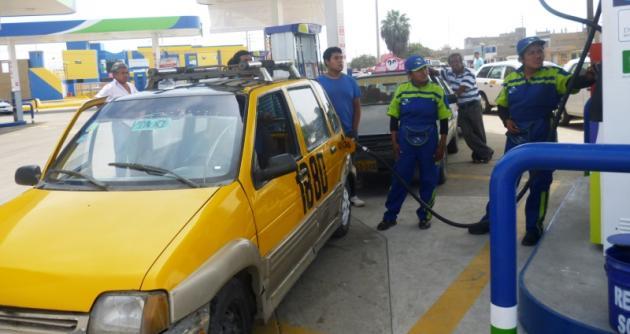Entre 10 y 15% se reduciría el precio de la gasolina, anunció el minsitro Mayorga. (Foto Chimbotenlinea.com)