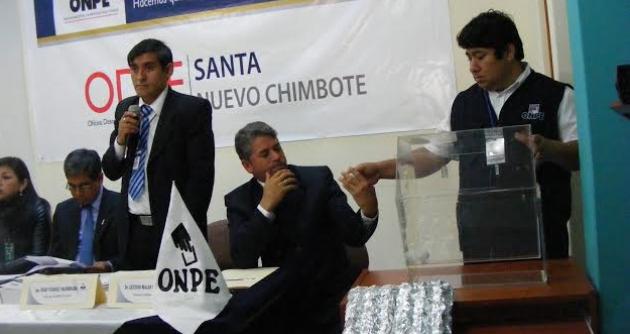 Momentos en que se realiza el sorteo en la ODPE del Santa.