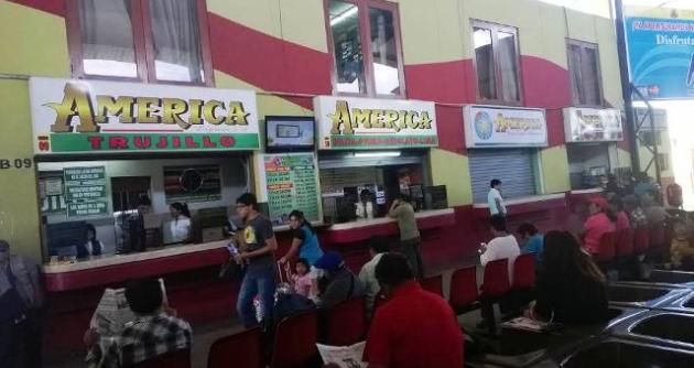 Recomienda a pasajeros portar siempre su DNI para poder viajar.