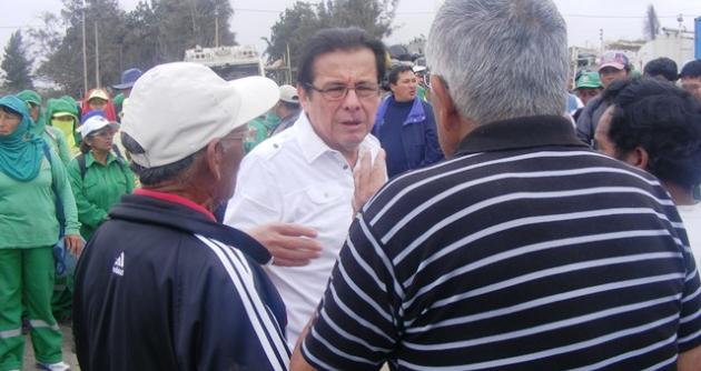 Los trabajadores exigieron al burgomaestre se comprometa y establezca una fecha exacta de pago.