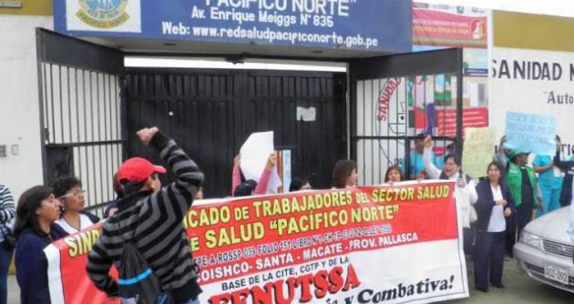 Los manifestantes temen que los despidos continúen.