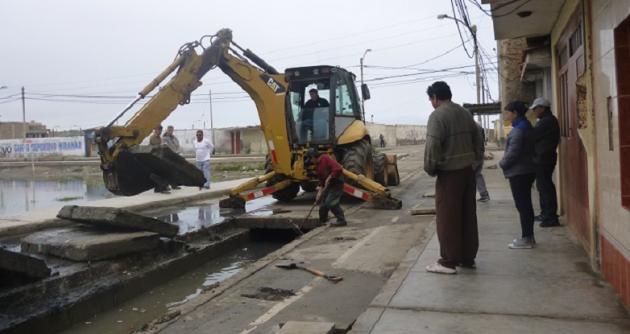 Vecinos de Miramar lamentan que limpieza de dren sólo sea un paliativo. Foto: Milton Palpa