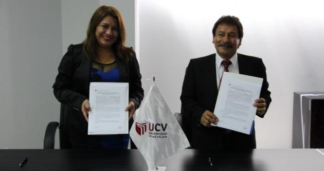 Directores de la UCV-Chmbote y UGEL-Santa en la firma del convenio