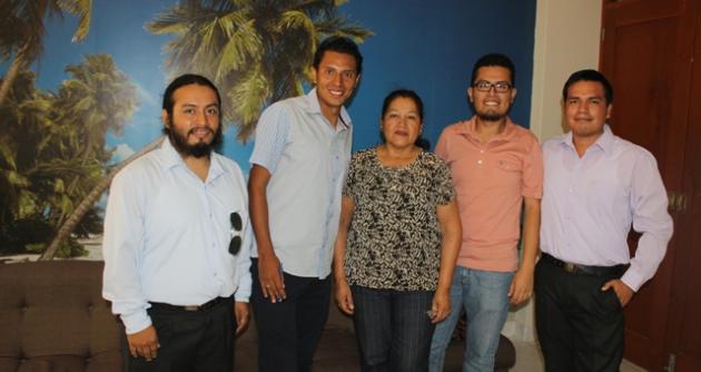 Nuevos maestristas junto a la vicerrectora administrativa de la UNS, Elsa Aguirre Vargas