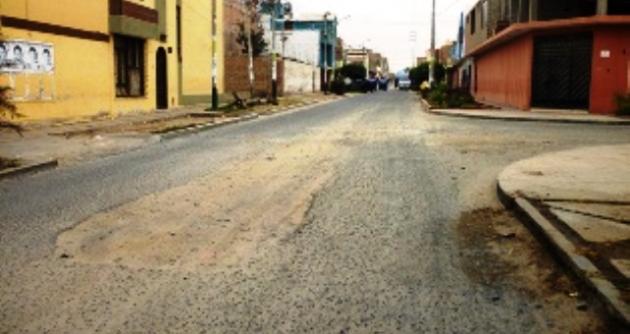 Así lucen las calles de la urbanización Santa Rosa hoy, tras cuatro años desde que fue levantada la carpeta asfáltica precisamente para ejecutar el cambio de redes de desagüe. (Foto: Mónica Gismondi)