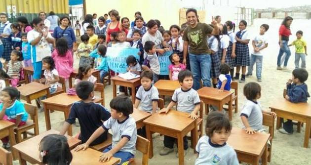 Alumnos de la institución educativa Nuevo Horizonte en acto de entrega de donativo.
