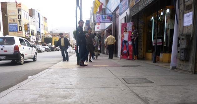 Así lucen las veredas en el casco Urbano de Chimbote.