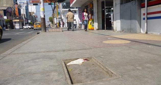 Las veredas de Chimbote siguen luciendo su deficiente ejecución de obra.