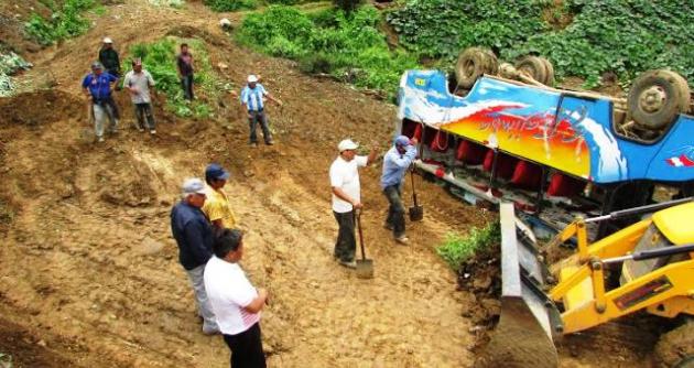 Daños en carreteras originan accidentes en la zona.