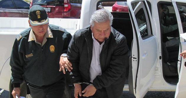El vacado vicepresidente regional Florencio Roman es conducido por la P0licía Judicial hasta la sede de la carceleta. (Foto Huarazenlinea.com))