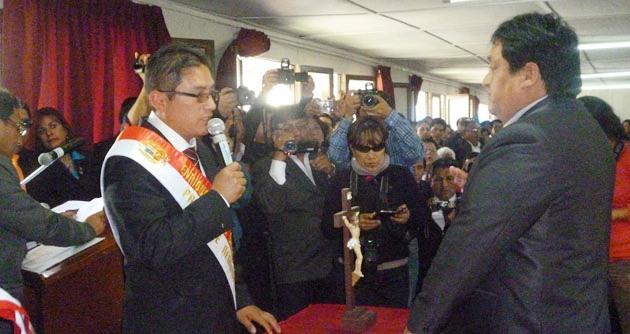 Cuando todo era coordialidad. Ceremonia en que Enrique Vargas juramenta a Ángel Durán como consejero delegado.