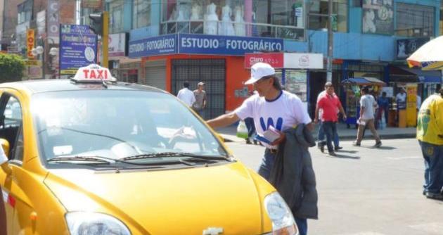 El electo presidente regional de Áncash, Waldo Ríos, cuando en plena campaña repartía bingos y rifas. (Foto Chimbotenlinea.com- Archivo)