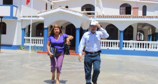 El electo gobernador regional evitó hablar con la prensa y cubriéndose el rostro se retiró.