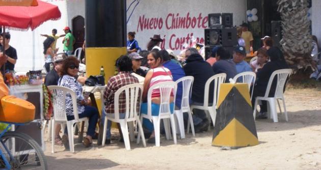 Funcionarios ediles de Nuevo Chimbote apoyando campaña pro fondos a favor de Waldo Ríos.