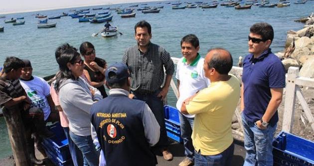 El candidato Walter Soto escuchó la problemática de los pescadores del playa El Dorado.