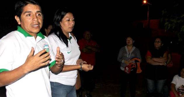 Candidato a alcalde de Nuevo Chimbote, Walter Soto, con vecinos de Las Delicias.