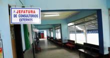 Peligra atención de pacientes en hospitales por huelga médica que se radicaliza.