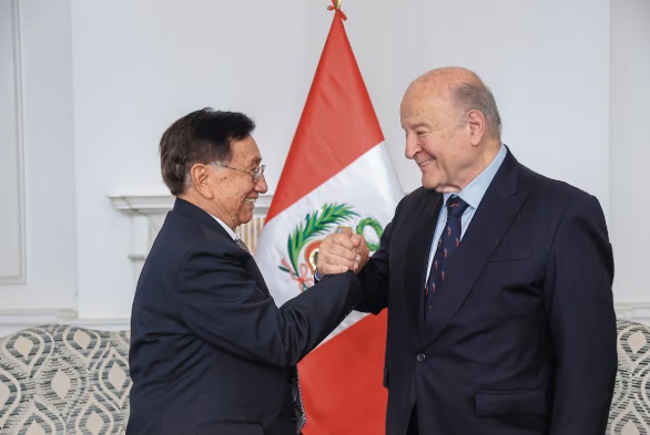 Presidente interino José María Balcázar se reunió con economista Hernando de Soto en Palacio de Gobierno