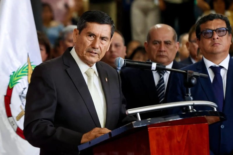 Titular de Defensa: “Maquinaria del Ejército está distribuida estratégicamente en zonas de emergencia”