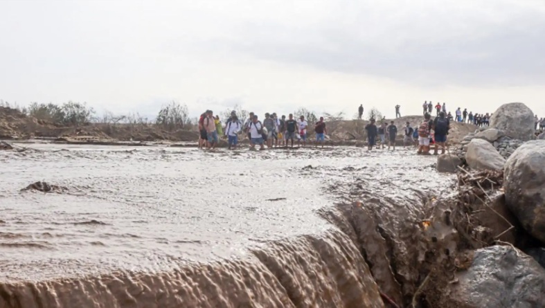 Doble huaico destruye tramo de Panamericana Sur en distrito iqueño de Ocucaje
