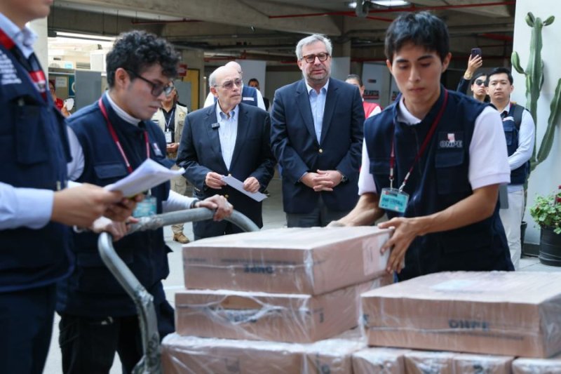 ONPE entregó a la Cancillería el material que se usará para que voten peruanos en el extranjero