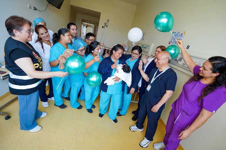 Bebé “Guerrera” de Nuevo Chimbote supera etapa crítica y deja la UCI Neurocirugía del INSN