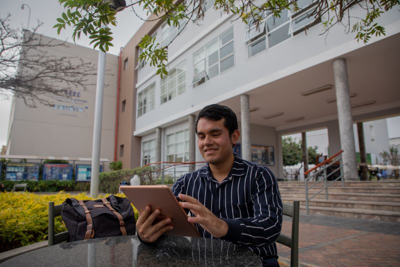 Luis Chero, el hijo de maestros que estudió dos carreras becado en Perú y en China
