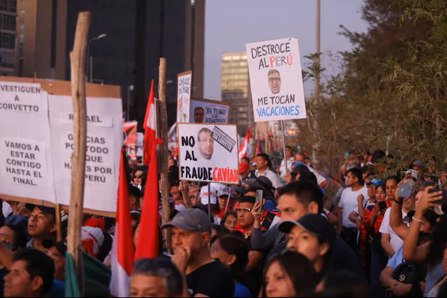 Miles de ciudadanos convocados por López Aliaga marcharon por la nulidad de las elecciones