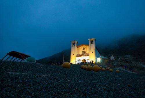 Reinauguran y encienden nueva Cruz de la Paz en cerro de la Juventud de Chimbote