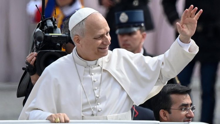 Papa León XIV celebra su primera Pascua en medio de la guerra