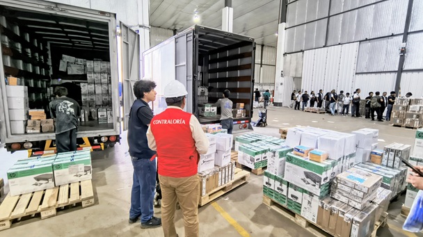 Contraloría supervisa despliegue de material electoral a locales de votación de la ODPE- Santa