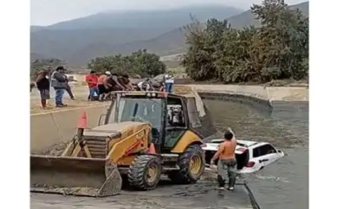 Camioneta cae a canal principal del proyecto irrigador Chinecas y sus ocupantes logran sobrevivir
