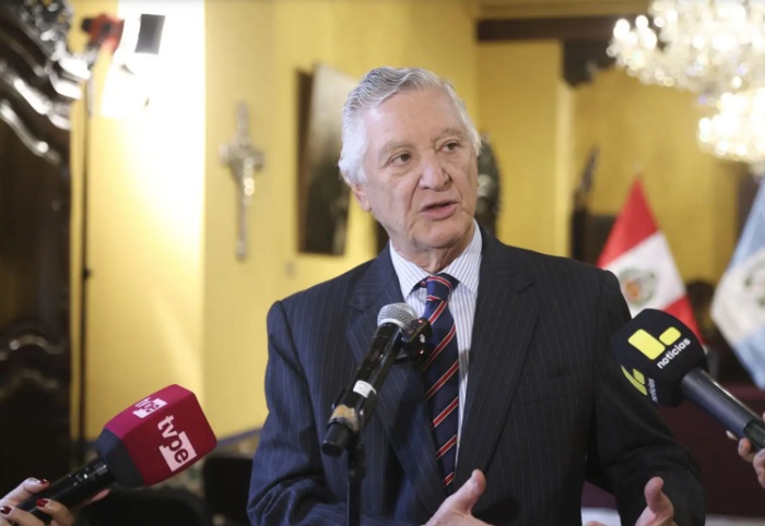 Canciller Carlos Pareja exhorta a peruanos en el exterior a acudir a votar