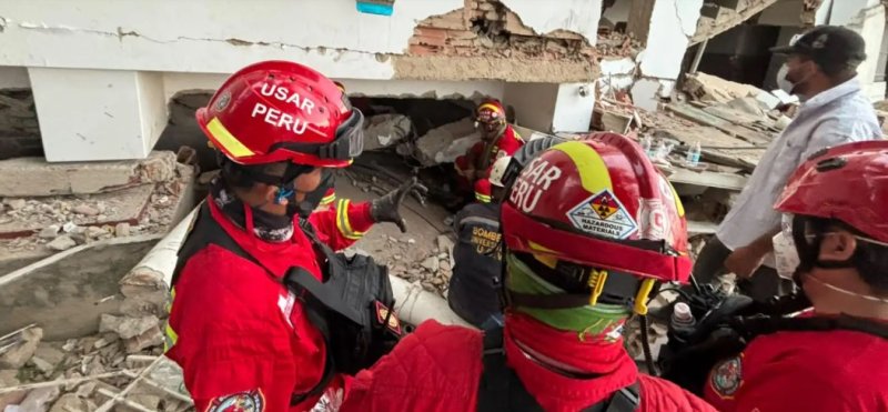 Venezuela: Bomberos peruanos rescatan a mujer de 60 años atrapada entre escombros de edificio en La Guaira