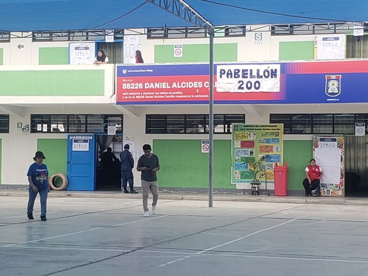 Chimbotanos acuden a votar con normalidad en los principales centros de elección de la provincia del Santa