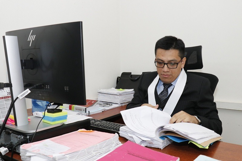De expedientes a palabras de apoyo: la innovadora iniciativa de un juez peruano que conmueve al país