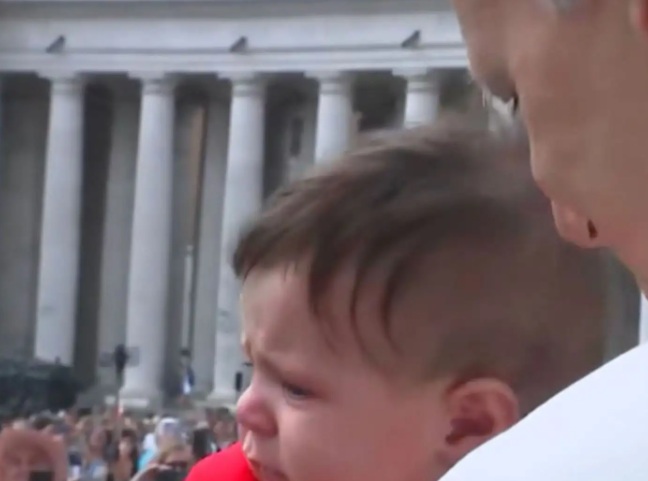Papa León XIV bendijo a niño peruano durante su recorrido por las Plaza San Pedro