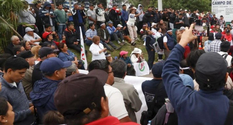 Ciudadanos convocados por Juntos por el Perú marcharon de forma pacífica por arterias principales de Lima