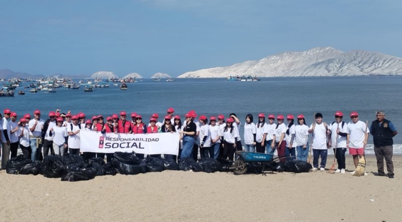 Estudiantes de UTP Chimbote recolectan una tonelada de residuos en playa La Caleta