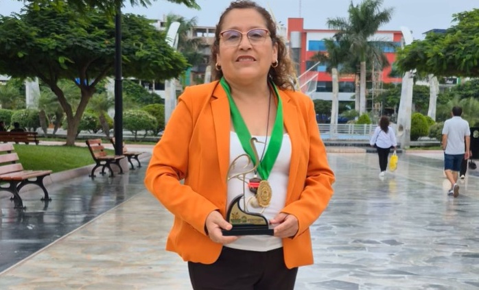 Docente de la UCV Chimbote recibe reconocimiento por su destacada labor educativa en Nuevo Chimbote
