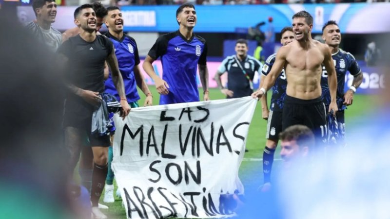 Argentina: Milei considera "válido y lícito" el despliegue de la pancarta por Malvinas