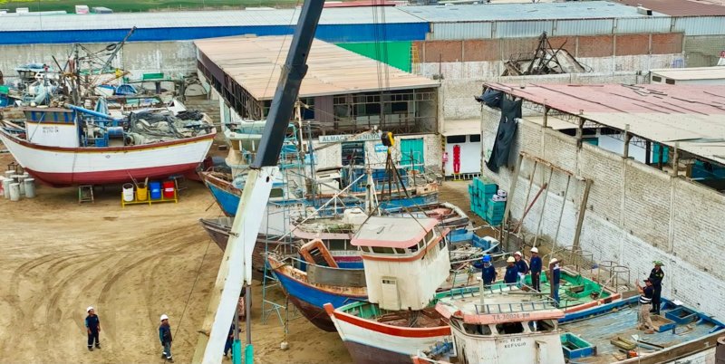 Destruyen tres embarcaciones pesqueras ilegales en Chimbote