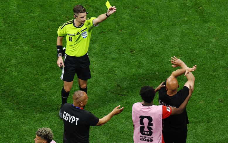 ¿Qué significa el gesto que le hizo el técnico de Egipto al árbitro durante la derrota ante Argentina?