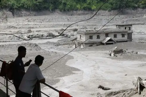 Más de mil desaparecidos y 359 muertos tras inundaciones entre Nepal y el Tíbet