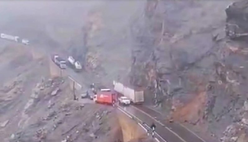 Emergencia en Arequipa: intensa lluvia provoca caída de huaico y cierre de la Panamericana Sur
