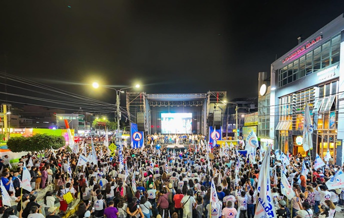 Chimbotanos desbordaron la avenida Pardo en cierre de campaña del candidato Walter Soto